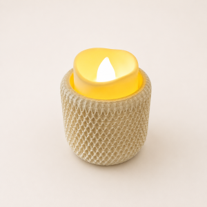 Beiger LED-Kerzenhalter in Strickoptik mit warm leuchtender LED-Kerze