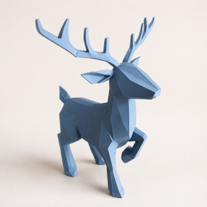 Waldstolz Hirschfigur in Low-Poly-Design, Farbe Steel Blue, auf hellem Hintergrund