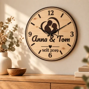 Personalisierte Wanduhr aus Holz – mit Namen und Jahreszahl, Ø 30 cm